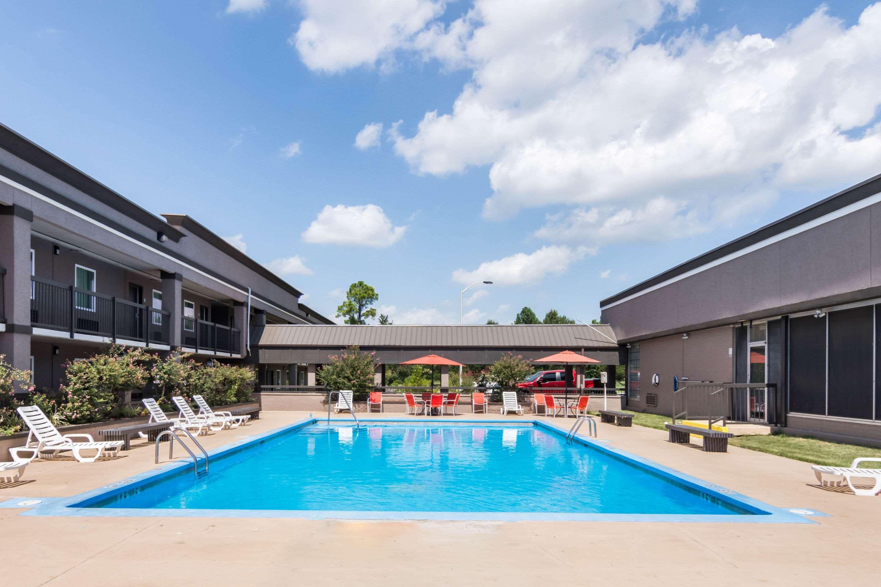 Clarion Inn & Suites Russellville I-40 Exterior foto
