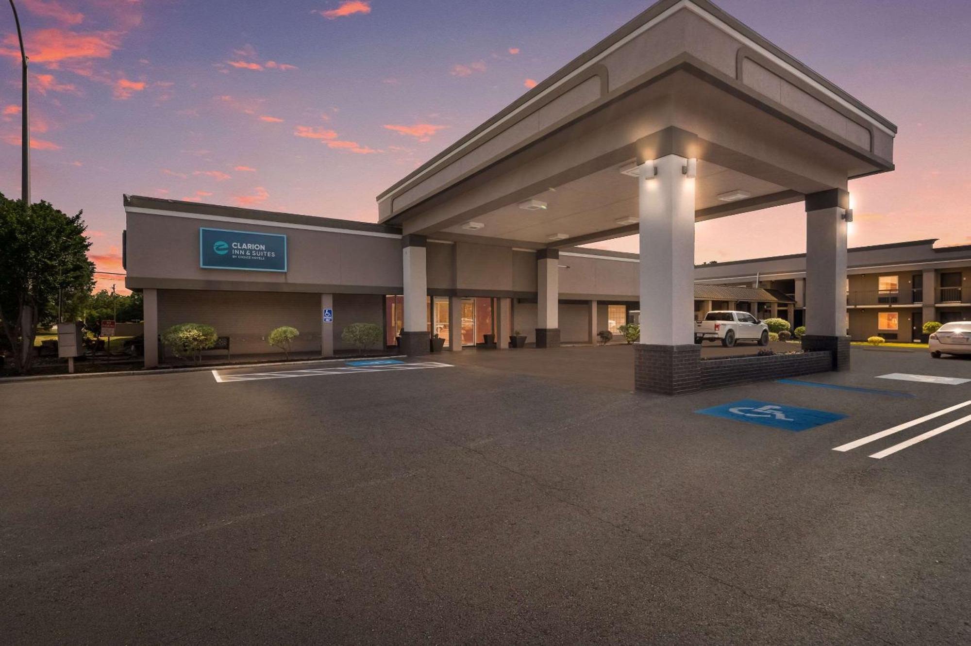Clarion Inn & Suites Russellville I-40 Exterior foto